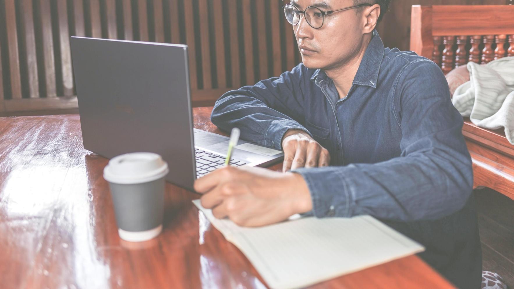 Beratungsgespräch zwischen Teilnehmern und Bildungsberatern in entspannter Atmosphäre