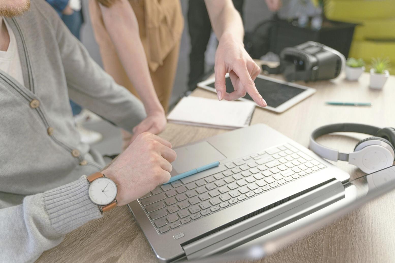 Finanzielle Dokumente und Planungsunterlagen auf Schreibtisch